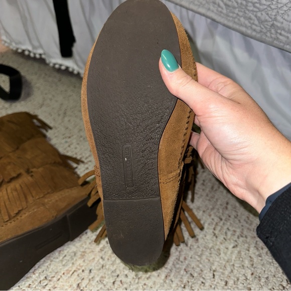 Minnetonka moccasin fringe boots - Picture 5 of 8